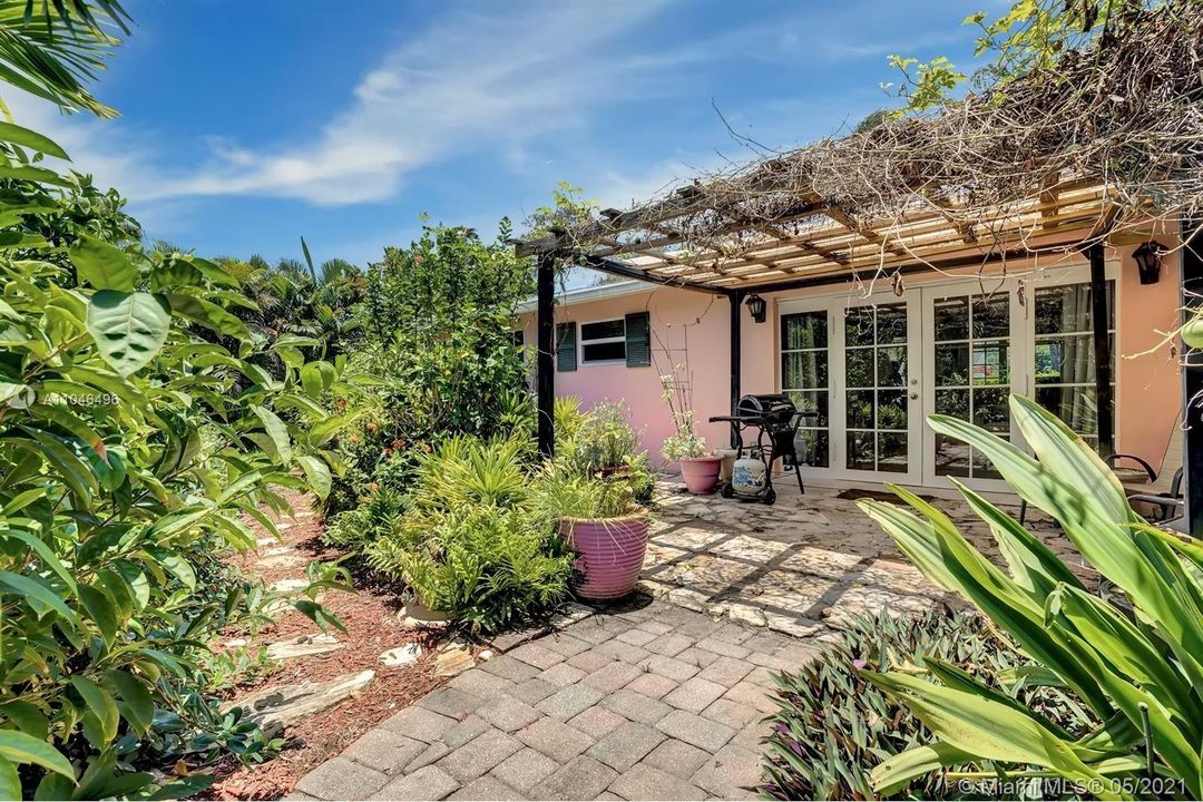 Recently Rented: $2,200 (1 beds, 1 baths, 1805 Square Feet)