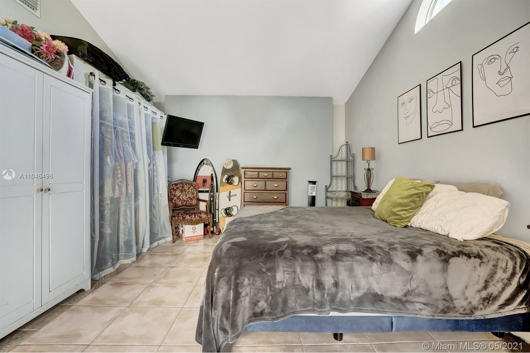 Recently Rented: $2,200 (1 beds, 1 baths, 1805 Square Feet)