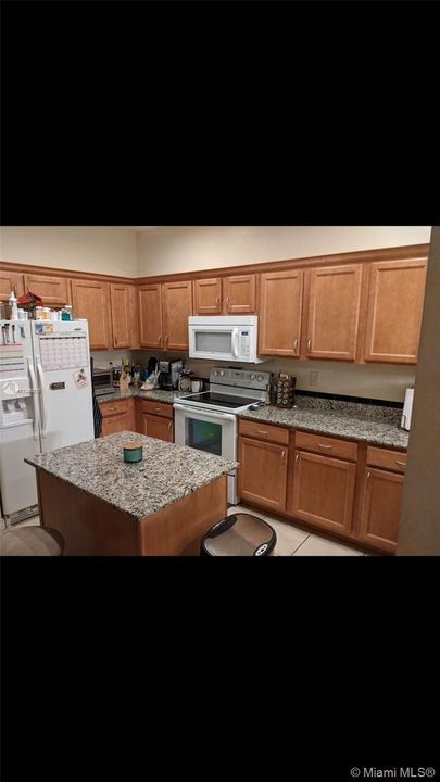 Recently Rented: $1,900 (2 beds, 2 baths, 1425 Square Feet)