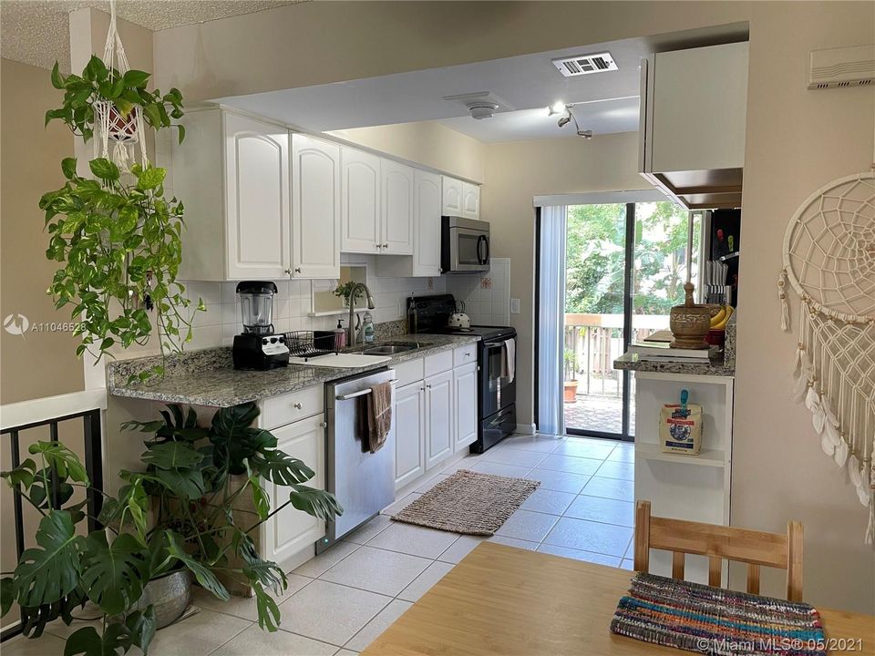 Recently Rented: $1,900 (2 beds, 1 baths, 1067 Square Feet)