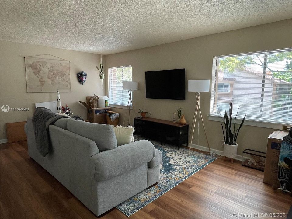 Recently Rented: $1,900 (2 beds, 1 baths, 1067 Square Feet)