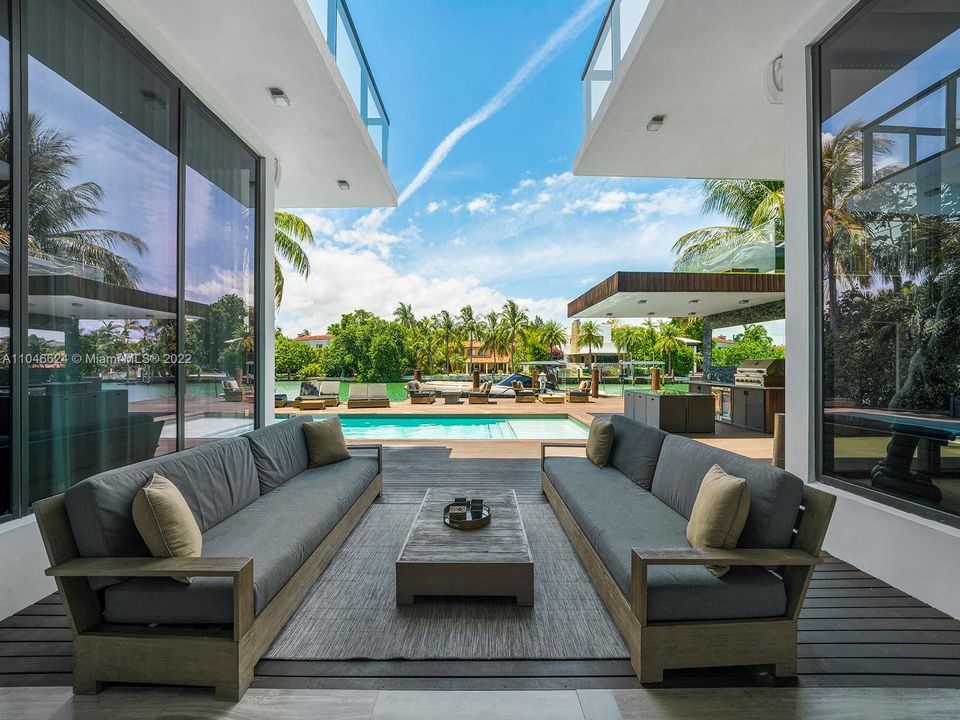 Recently Sold: $13,750,000 (5 beds, 6 baths, 5202 Square Feet)
