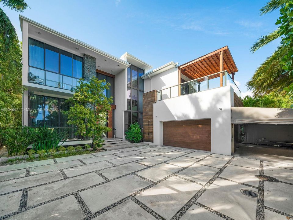 Recently Sold: $13,750,000 (5 beds, 6 baths, 5202 Square Feet)