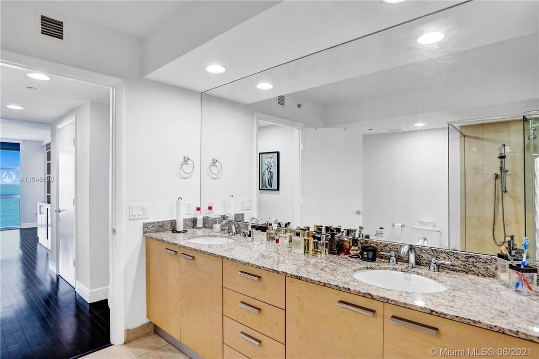 Recently Sold: $1,599,000 (3 beds, 3 baths, 2078 Square Feet)