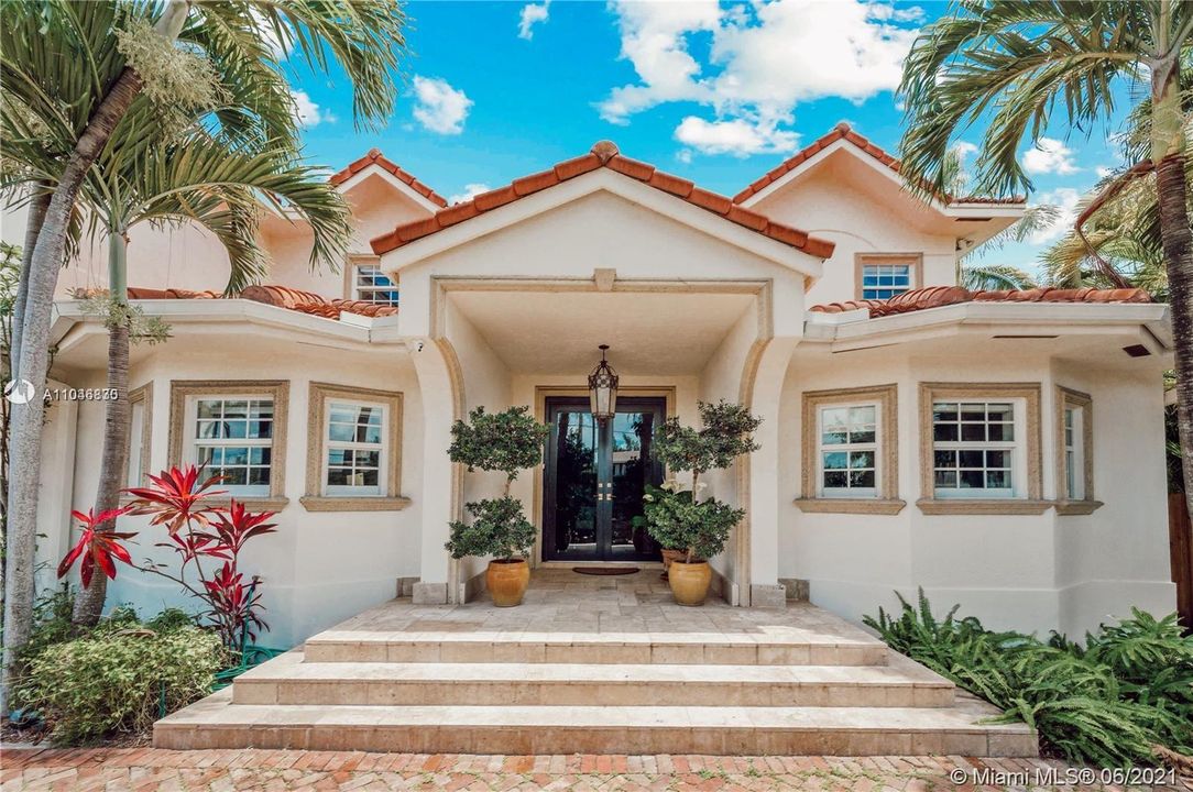 Recently Sold: $3,899,000 (6 beds, 5 baths, 5949 Square Feet)