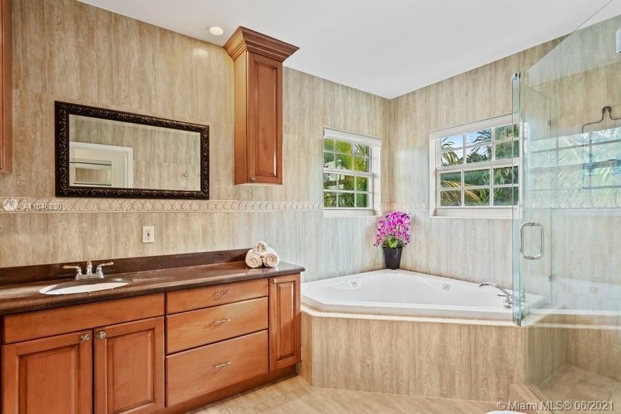 Недавно продано: $3,899,000 (6 спален, 5 ванн, 5949 Квадратных фут)