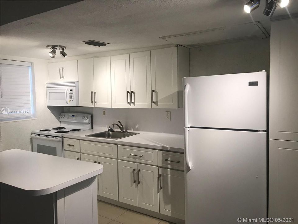 Recently Rented: $1,300 (1 beds, 1 baths, 558 Square Feet)