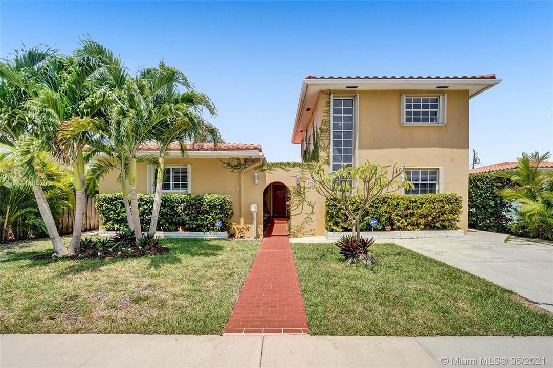 Recently Sold: $975,000 (5 beds, 3 baths, 2489 Square Feet)