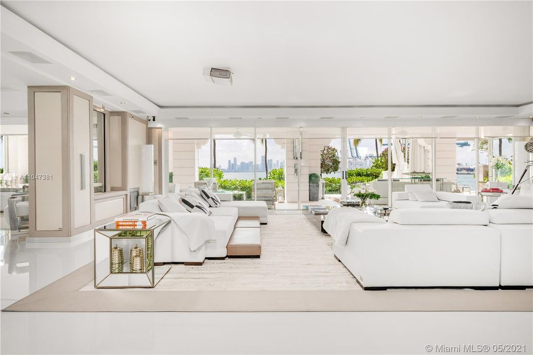 Recently Sold: $8,500,000 (5 beds, 5 baths, 6260 Square Feet)