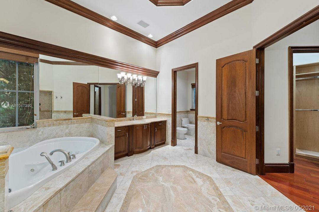 最近售出: $3,500,000 (7 贝兹, 8 浴室, 7636 平方英尺)
