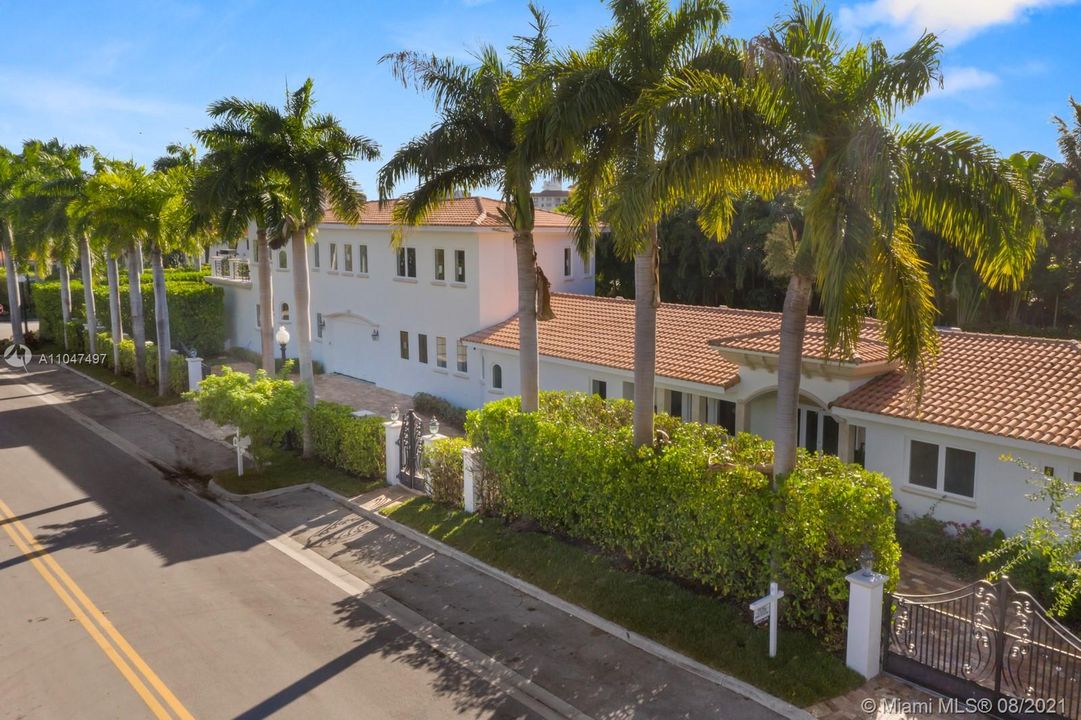 Recently Sold: $6,490,000 (7 beds, 6 baths, 6712 Square Feet)