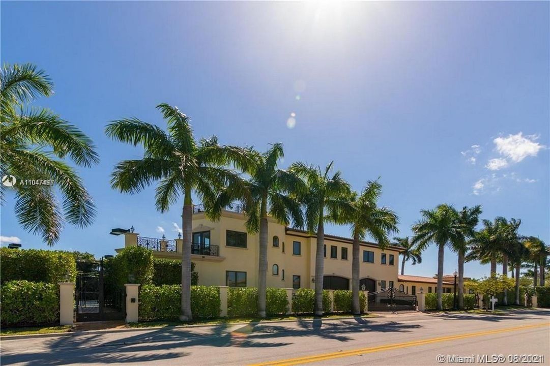 Recently Sold: $6,490,000 (7 beds, 6 baths, 6712 Square Feet)