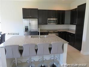 Недавно продано: $525,000 (5 спален, 3 ванн, 2436 Квадратных фут)