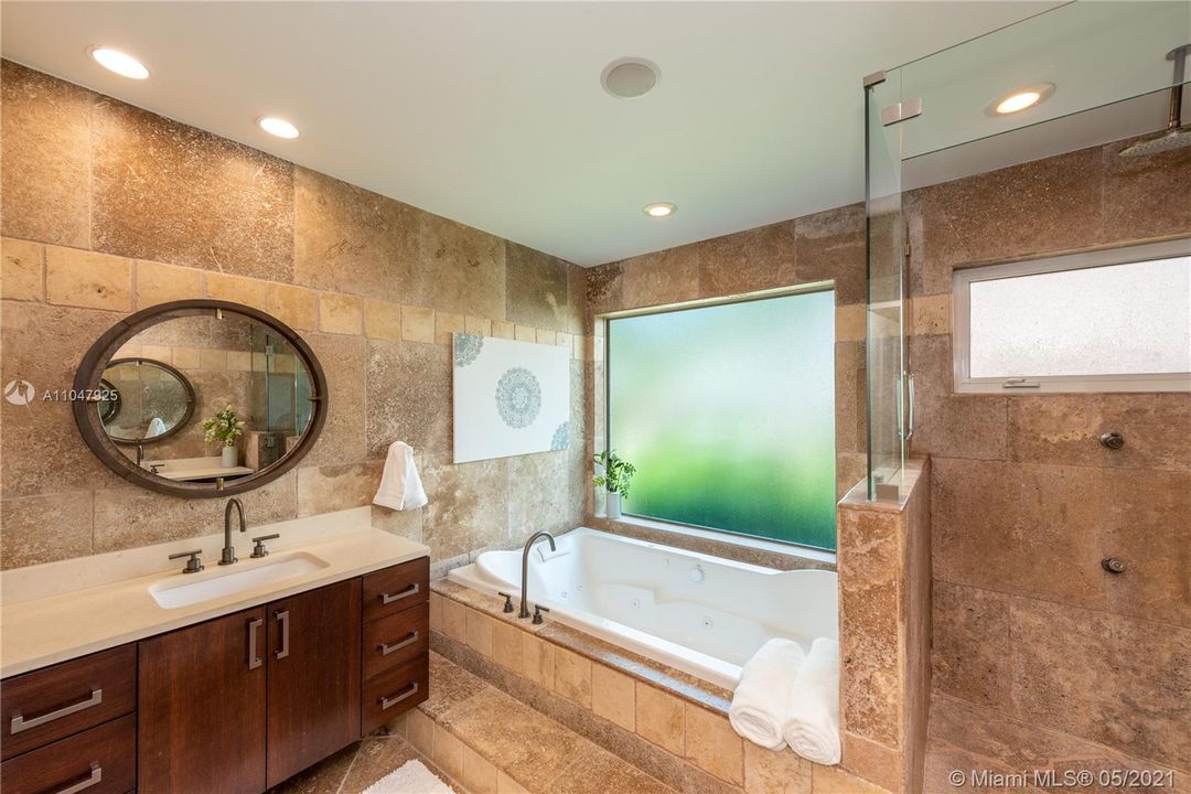 最近售出: $2,000,000 (4 贝兹, 3 浴室, 2968 平方英尺)