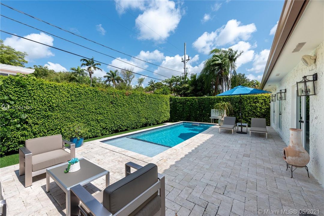 Recently Sold: $2,000,000 (4 beds, 3 baths, 2968 Square Feet)