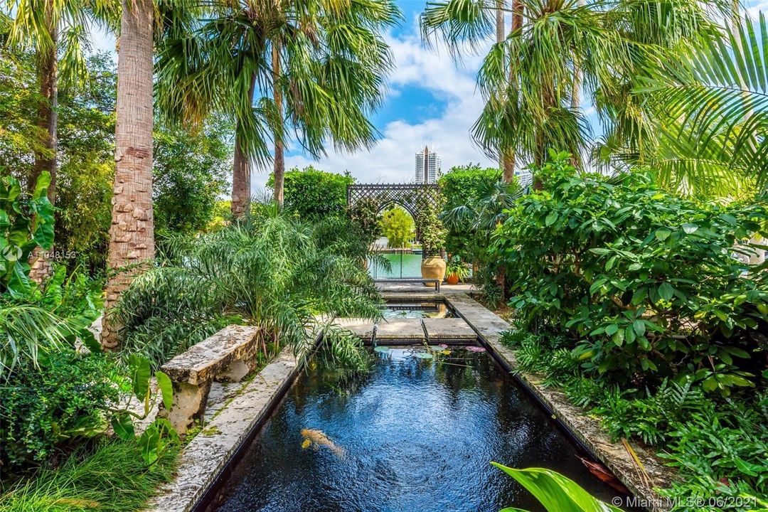 Recently Sold: $32,000,000 (9 beds, 11 baths, 10459 Square Feet)