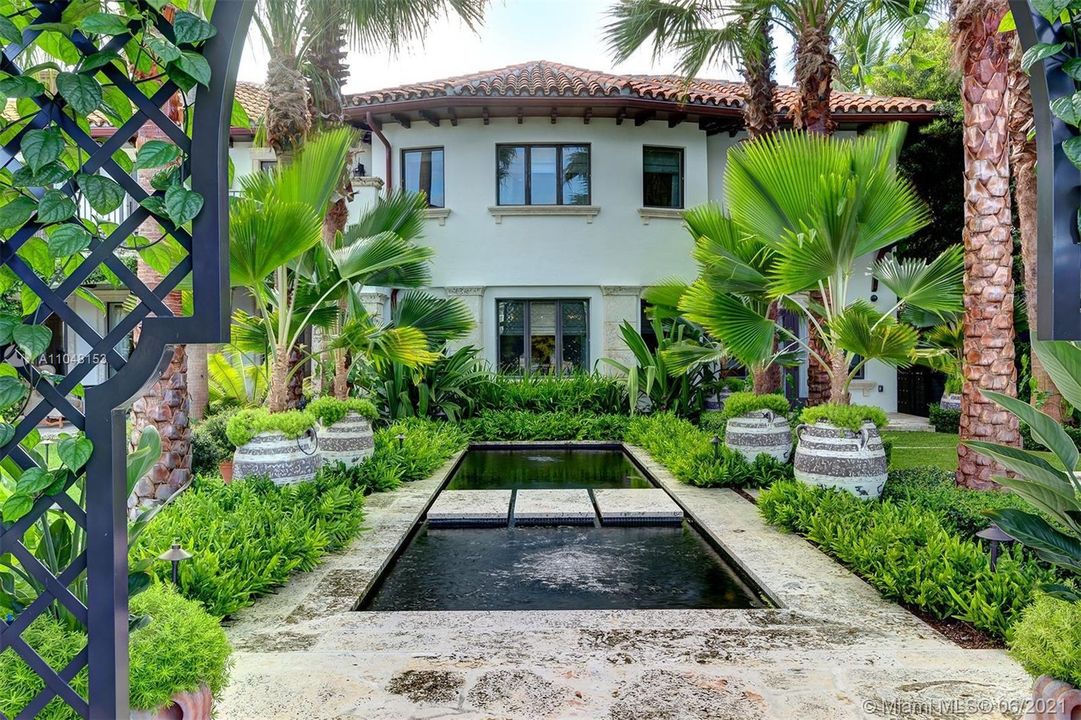 Recently Sold: $32,000,000 (9 beds, 11 baths, 10459 Square Feet)