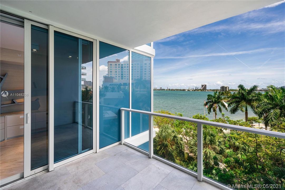 Recently Sold: $1,899,000 (3 beds, 3 baths, 2201 Square Feet)