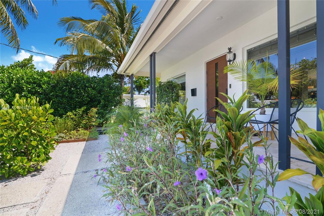 Recently Sold: $1,250,000 (3 beds, 2 baths, 1598 Square Feet)