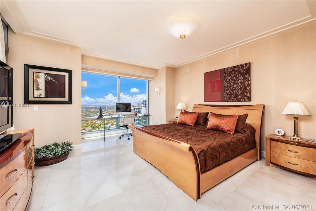 Recently Sold: $2,450,000 (2 beds, 2 baths, 2042 Square Feet)