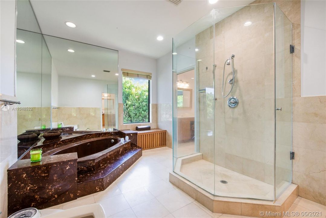 最近售出: $2,599,000 (5 贝兹, 4 浴室, 4271 平方英尺)
