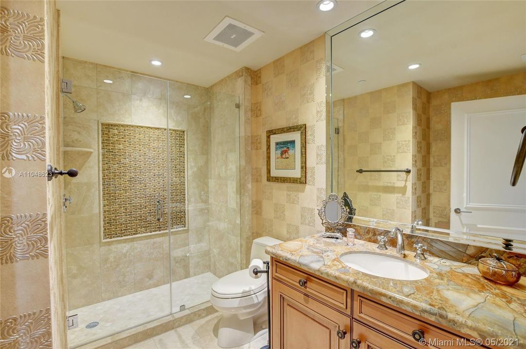 最近售出: $4,949,000 (4 贝兹, 4 浴室, 4313 平方英尺)