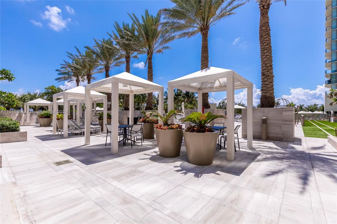 Recently Sold: $3,100,000 (2 beds, 2 baths, 1599 Square Feet)