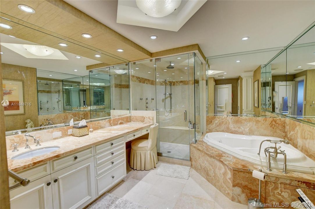 Недавно продано: $4,999,000 (4 спален, 4 ванн, 4313 Квадратных фут)