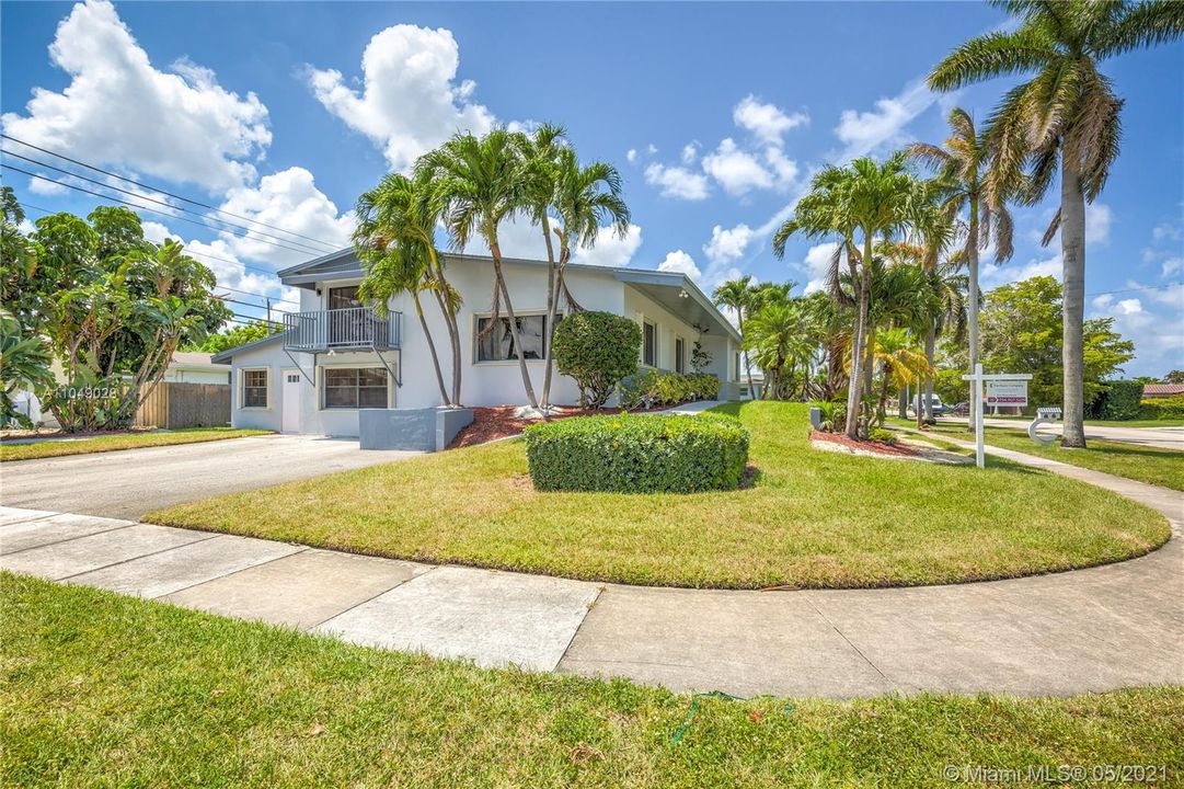Recently Sold: $915,000 (5 beds, 3 baths, 3555 Square Feet)
