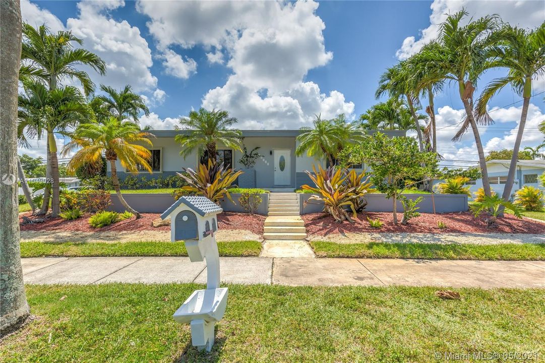 Recently Sold: $915,000 (5 beds, 3 baths, 3555 Square Feet)