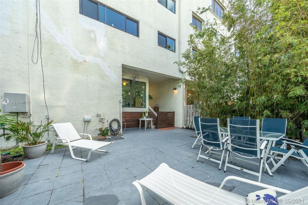 Recently Sold: $1,300,000 (3 beds, 2 baths, 1964 Square Feet)