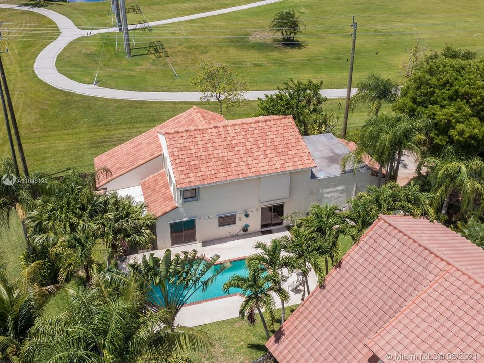 Recently Sold: $595,000 (3 beds, 3 baths, 2033 Square Feet)