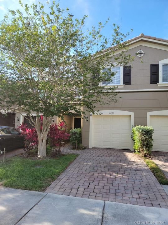 Entrance with 1 Car Garage