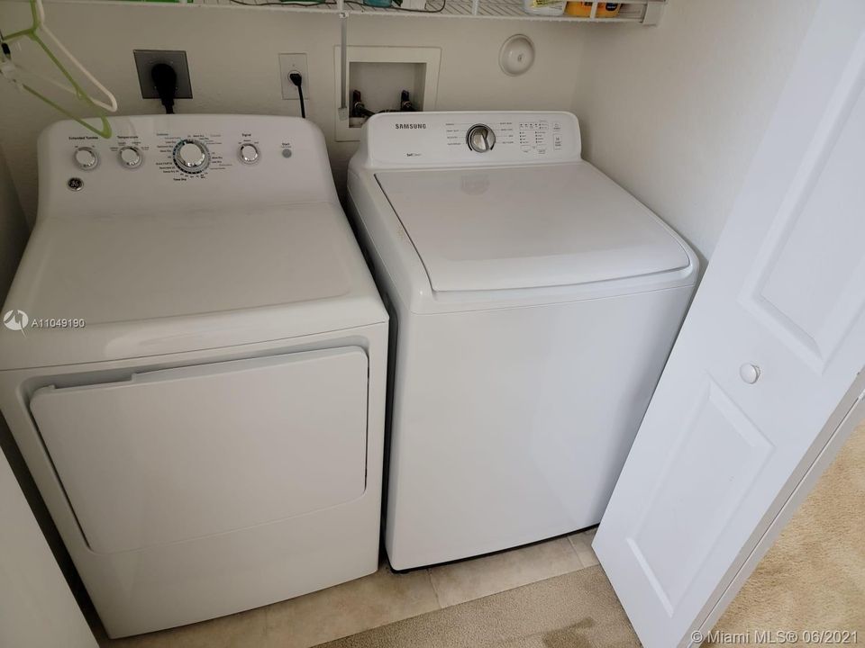 washer & dryer included