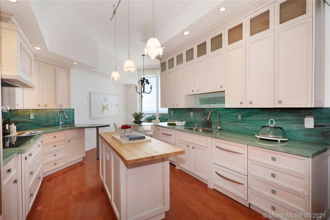 Vendido Recientemente: $2,200,000 (2 camas, 2 baños, 3165 Pies cuadrados)