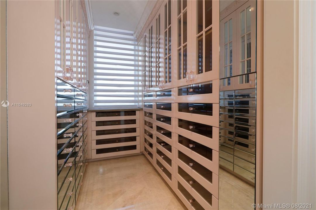 Vendido Recientemente: $2,200,000 (2 camas, 2 baños, 3165 Pies cuadrados)