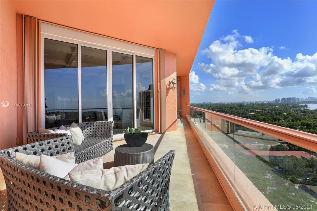 Vendido Recientemente: $2,200,000 (2 camas, 2 baños, 3165 Pies cuadrados)