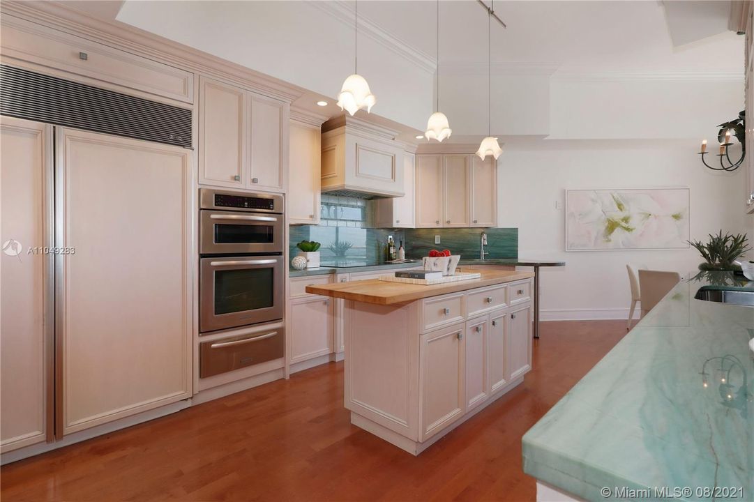 Vendido Recientemente: $2,200,000 (2 camas, 2 baños, 3165 Pies cuadrados)