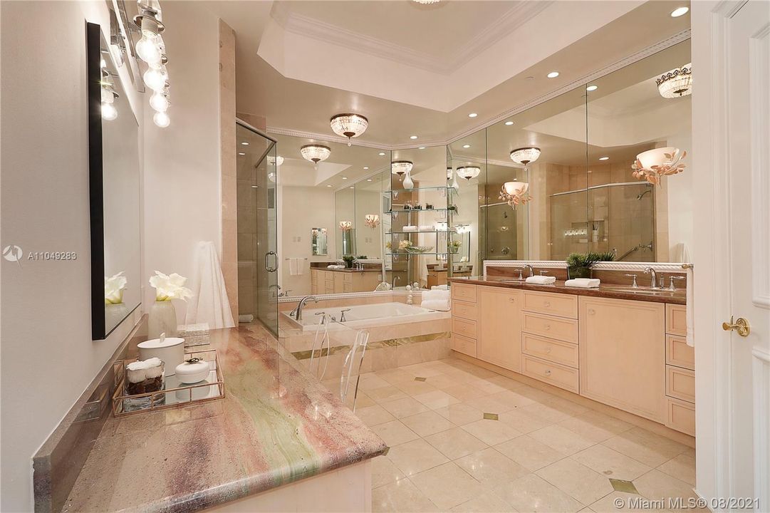 Vendido Recientemente: $2,200,000 (2 camas, 2 baños, 3165 Pies cuadrados)