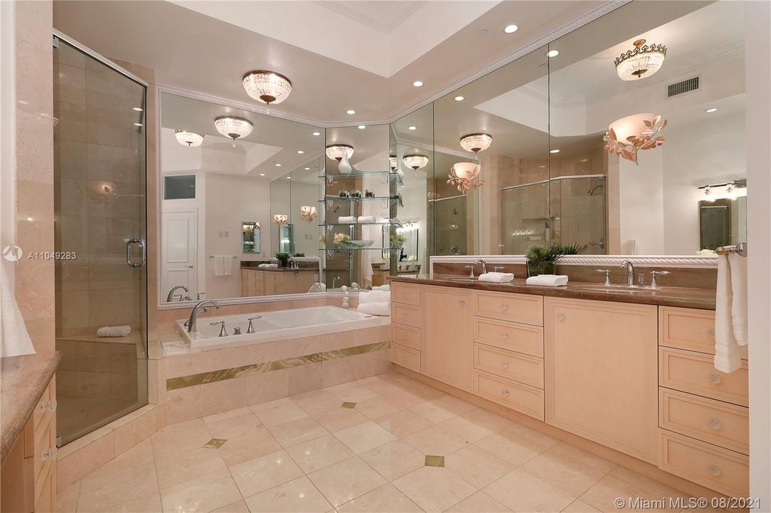 Vendido Recientemente: $2,200,000 (2 camas, 2 baños, 3165 Pies cuadrados)