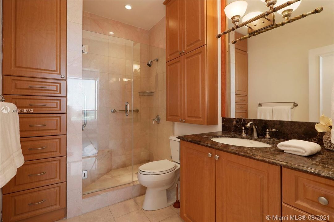 Vendido Recientemente: $2,200,000 (2 camas, 2 baños, 3165 Pies cuadrados)