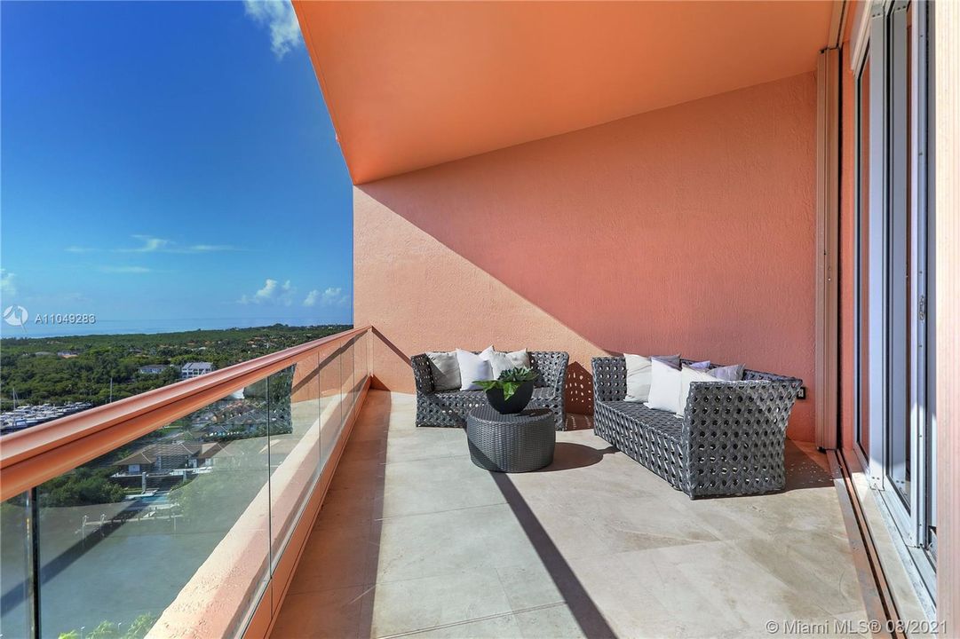 Vendido Recientemente: $2,200,000 (2 camas, 2 baños, 3165 Pies cuadrados)