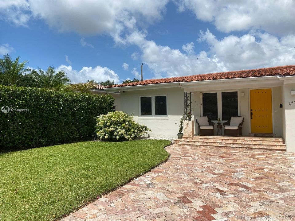 Recently Sold: $950,000 (2 beds, 2 baths, 1493 Square Feet)
