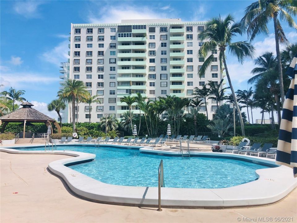 Recently Sold: $789,000 (2 beds, 2 baths, 1477 Square Feet)