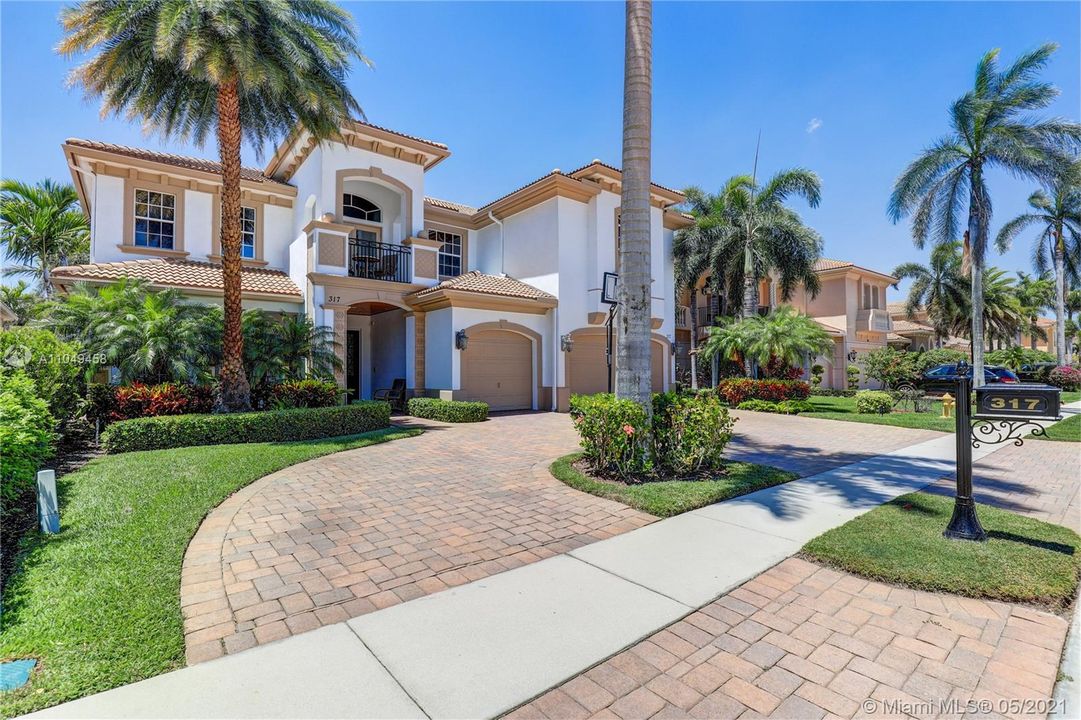 Recently Sold: $1,600,000 (4 beds, 5 baths, 4636 Square Feet)