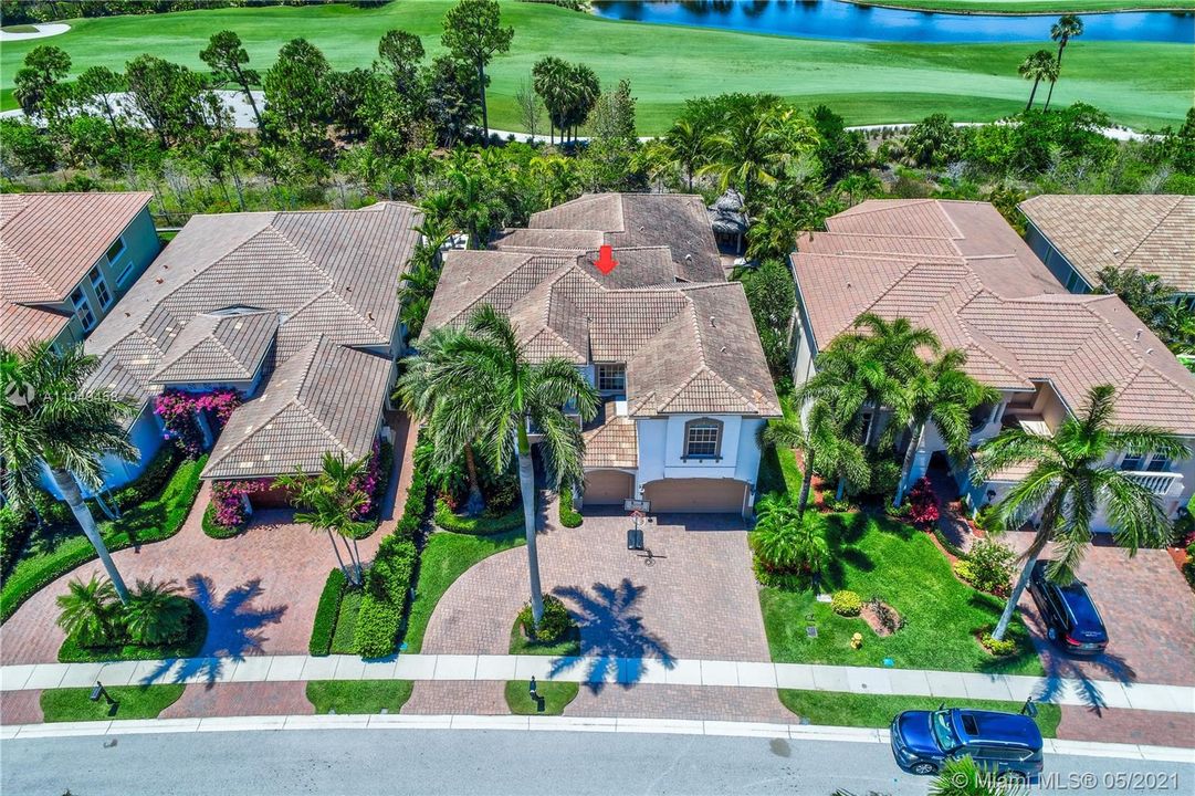 Recently Sold: $1,600,000 (4 beds, 5 baths, 4636 Square Feet)