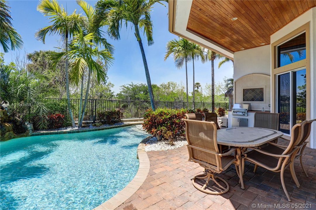 Recently Sold: $1,600,000 (4 beds, 5 baths, 4636 Square Feet)