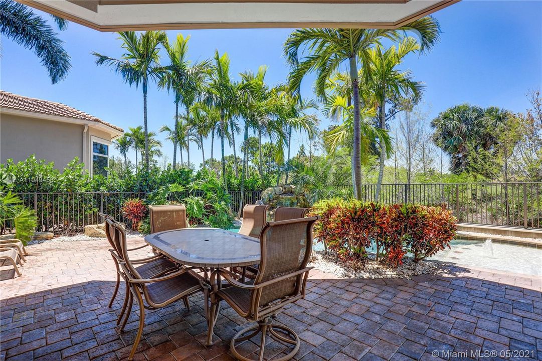 Recently Sold: $1,600,000 (4 beds, 5 baths, 4636 Square Feet)