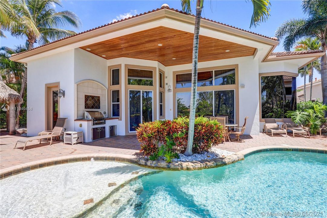 Recently Sold: $1,600,000 (4 beds, 5 baths, 4636 Square Feet)