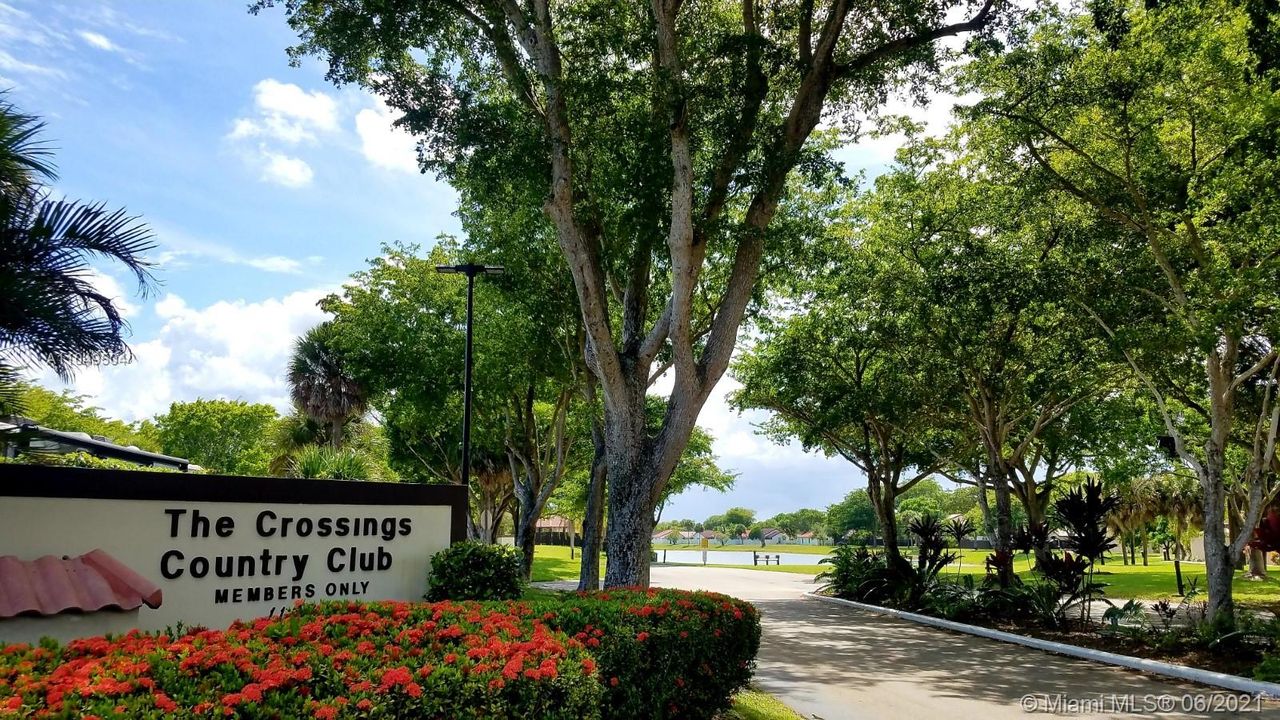 The Crossings Country Club area is the hub/heartbeat of the Community, where owners/residents enjoy a multitude of amenities and activities.‘The Crossings’ est. 1979 continues to be a premier community in the Southwest Kendall area of Miami, Florida.over 750 acres of land and includes a private 80 acre park, as well as a 2 acre fish stocked lake